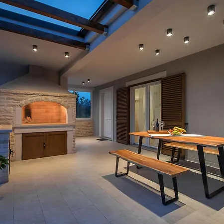 In Pomer Mit Parkplatz Holiday home