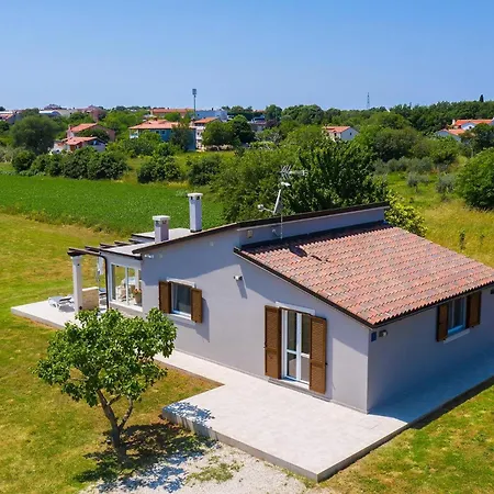 Holiday home In Pomer Mit Parkplatz