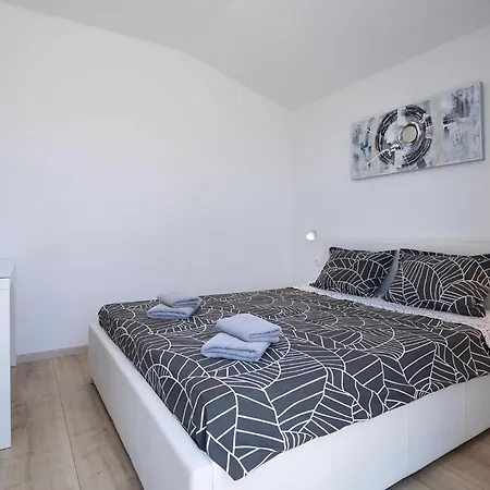 In Pomer Mit Parkplatz Holiday home *