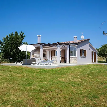 Holiday home In Pomer Mit Parkplatz *