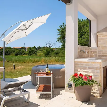 In Pomer Mit Parkplatz Holiday home