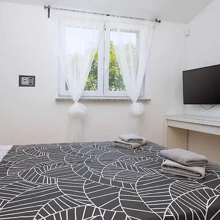In Pomer Mit Parkplatz Holiday home