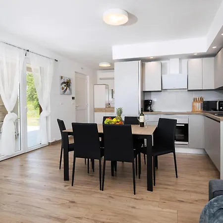 Holiday home In Pomer Mit Parkplatz