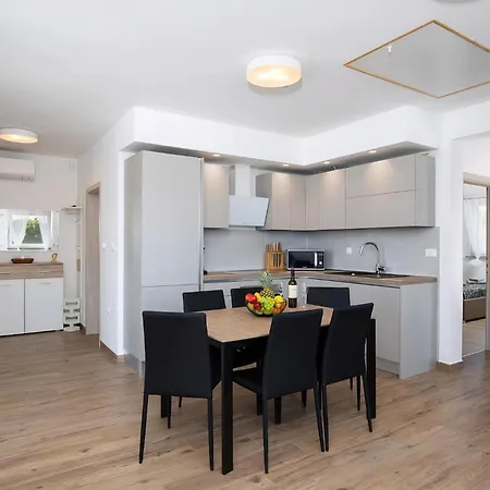 Holiday home In Pomer Mit Parkplatz *